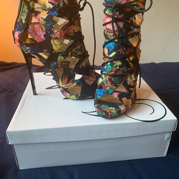 Multi Navy colored heels - Picture 2 of 2